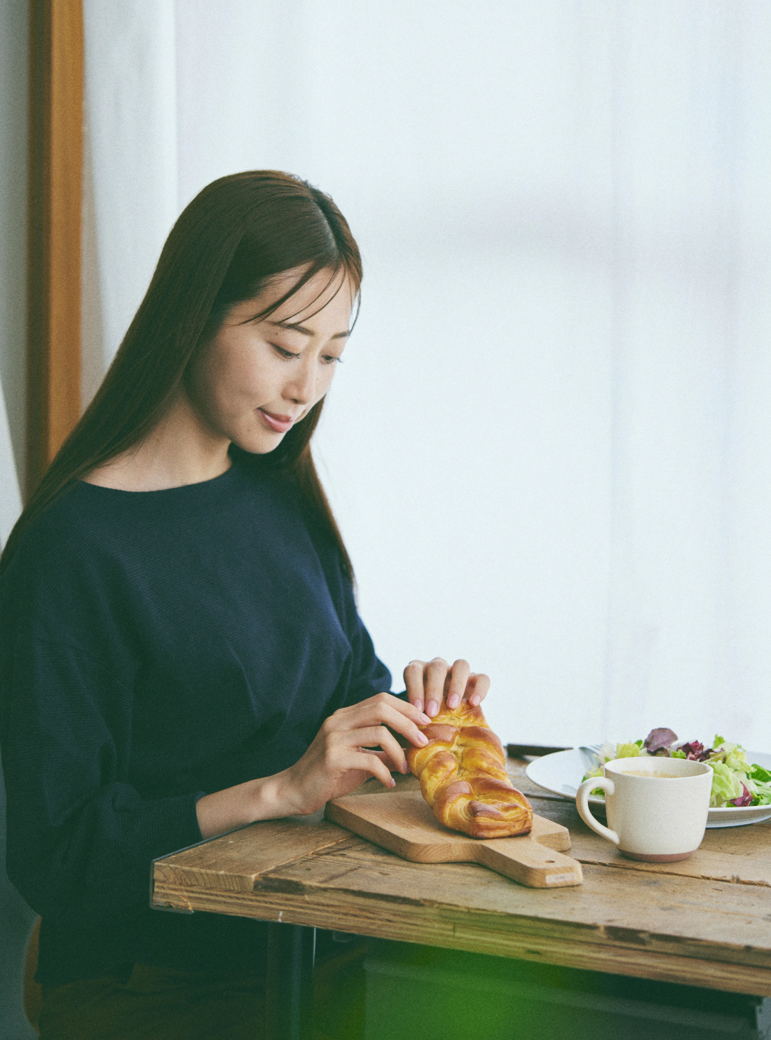 3人の人が食事をしたりノートに書いたりしている