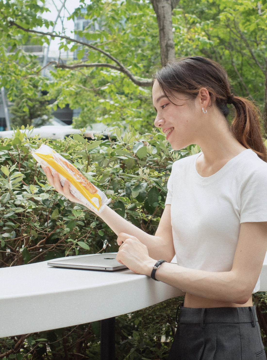 ノートとドリンクを持っている女性