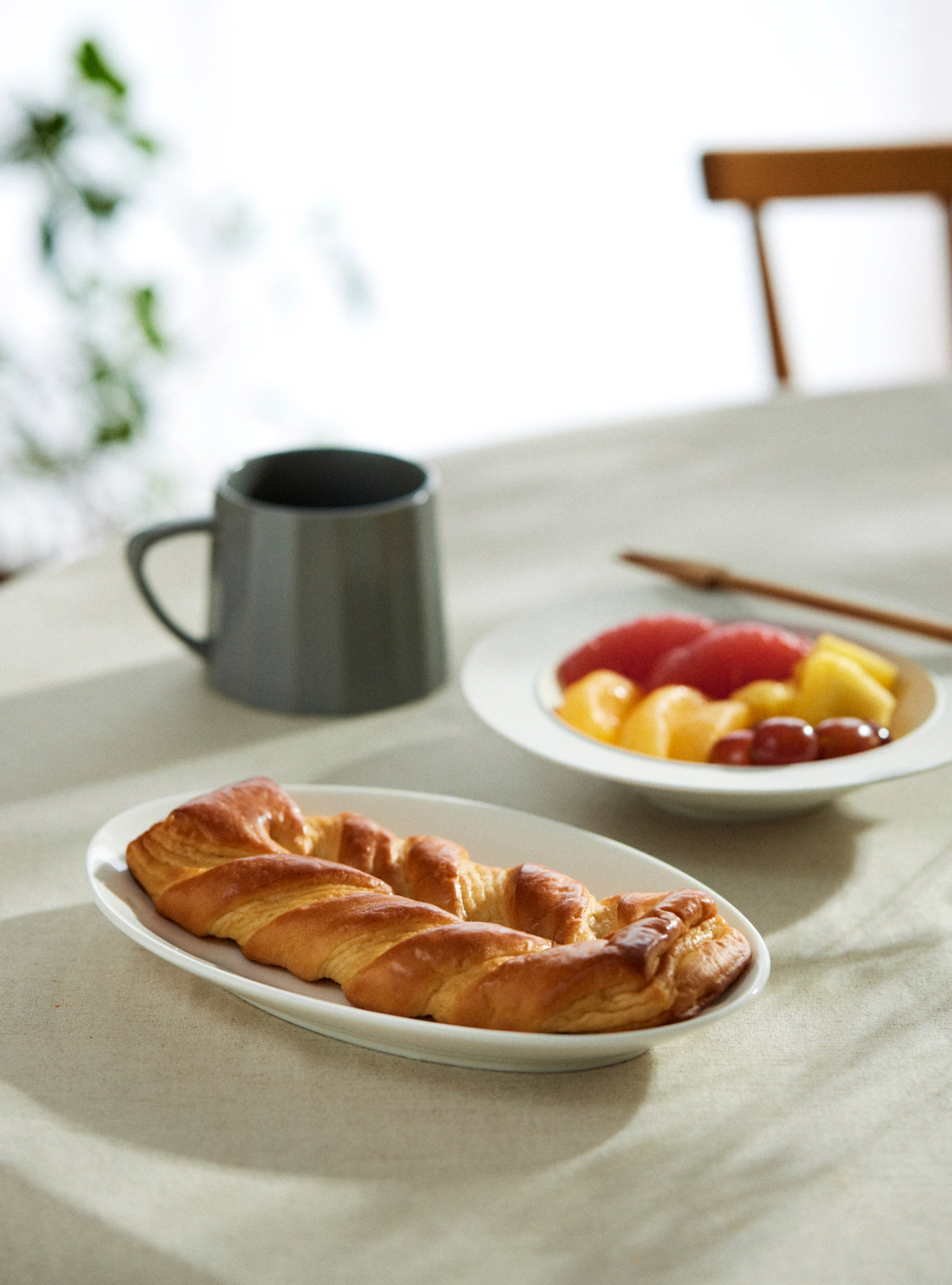 机の上にのっているYour Breadとメロンとコップ