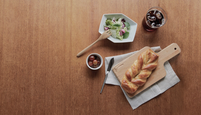 サラダなどと一緒にお皿に乗っているYour Breadと飲み物